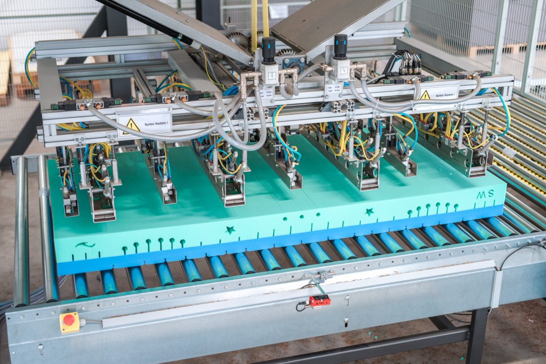 Maschinelle Verklebung der Matratze mit Multizonenlift-Technologie