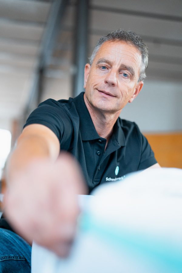 Fachberater für Schlafsystem zeigt Vorteile der Schwebewerk Matratzen