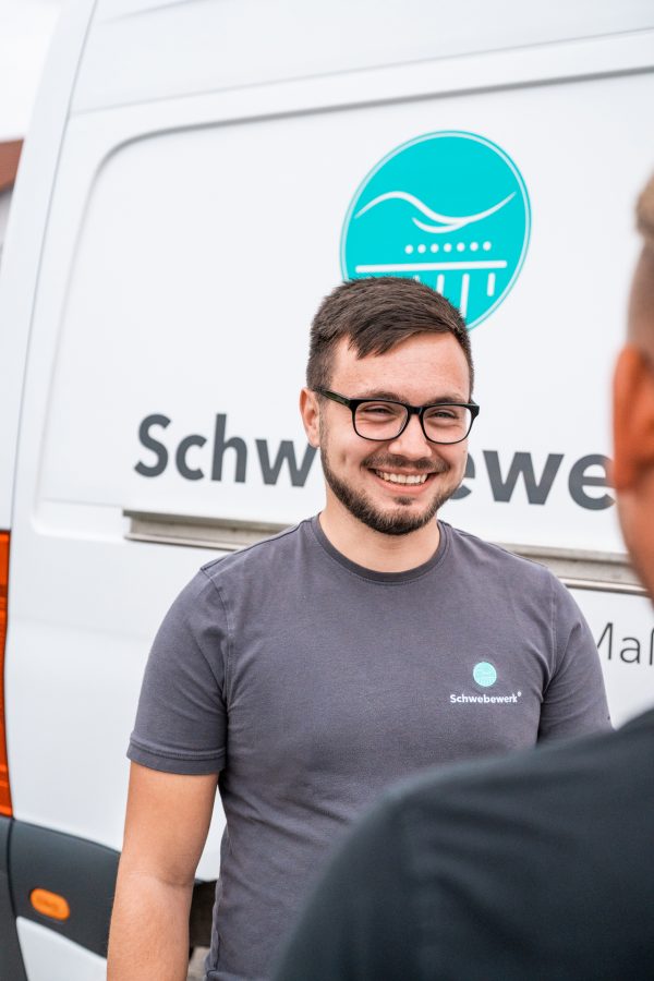 Tom vor dem Schwebewerk Transporter