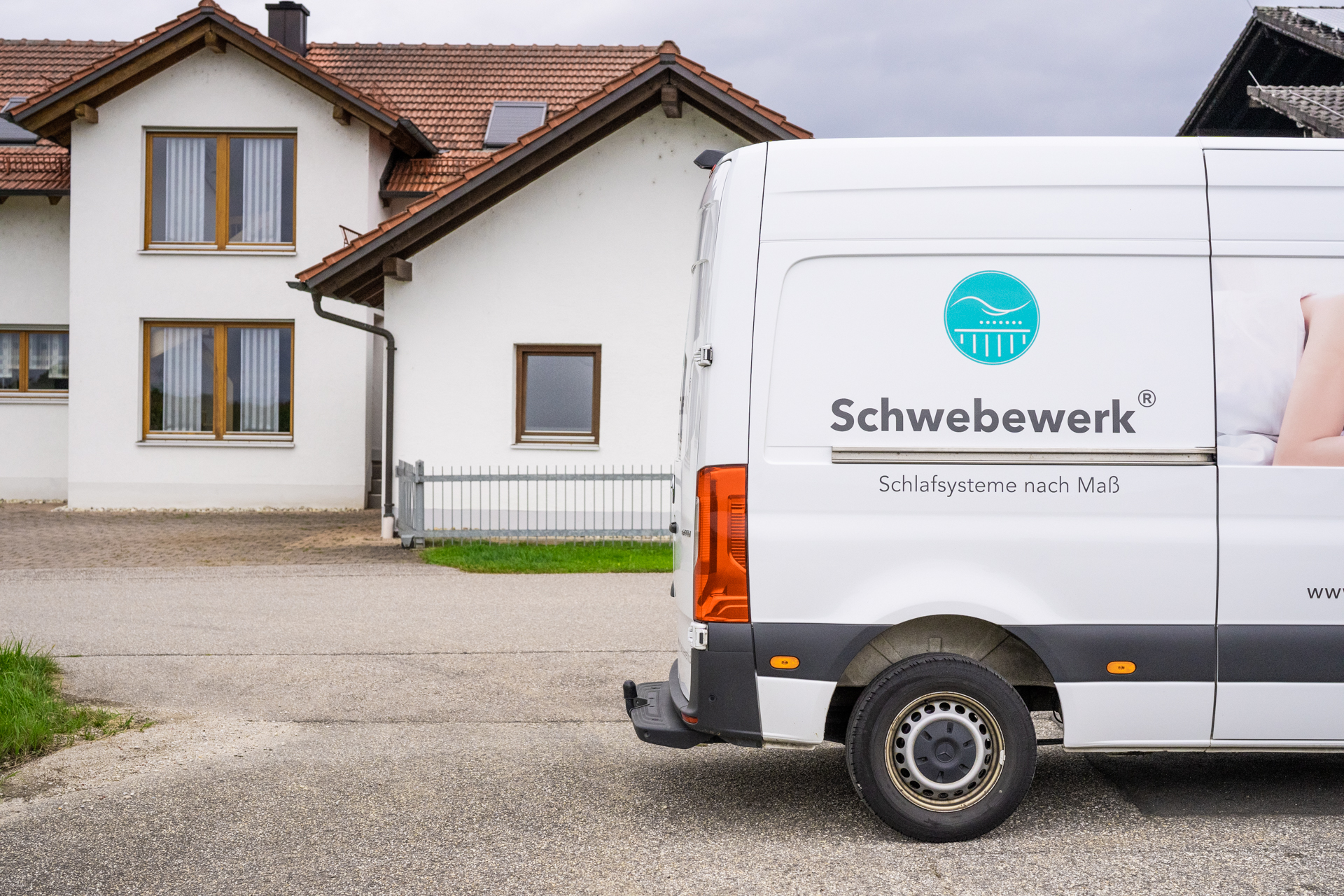 Schwebewerk Auto liefert Matratze aus