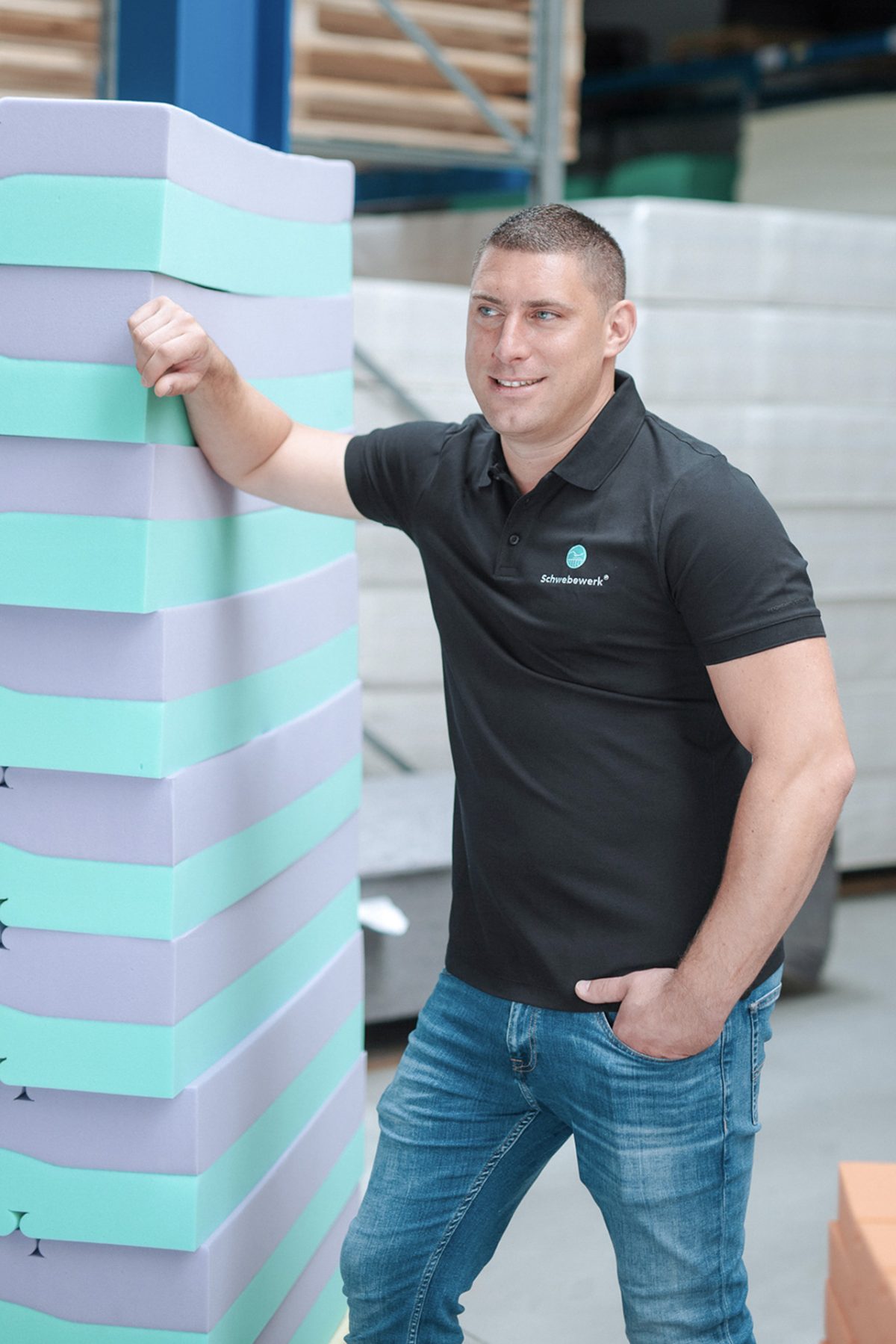 Rico lehnt an Matratzen