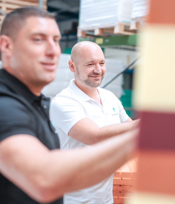 Rico und Markus schieben Matratzen