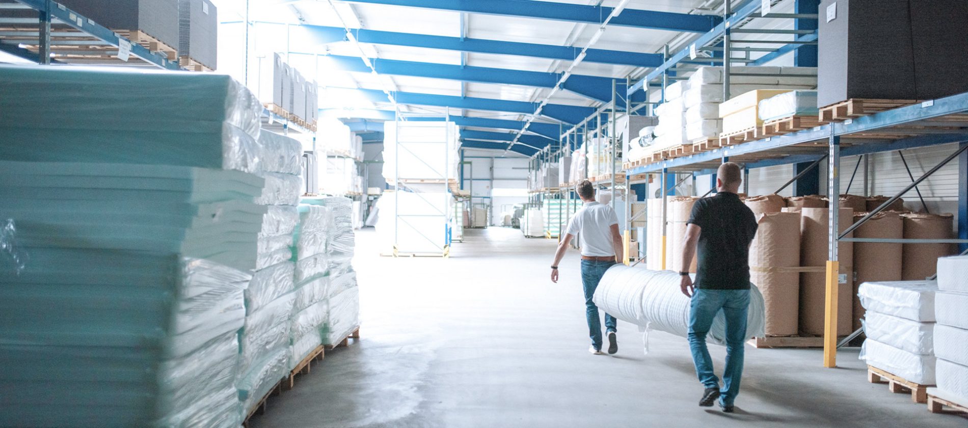 Teamwork beim Tragen einer Matratze