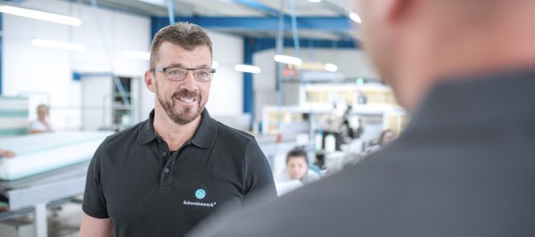 Transparente Beratungsszene mit Kunden